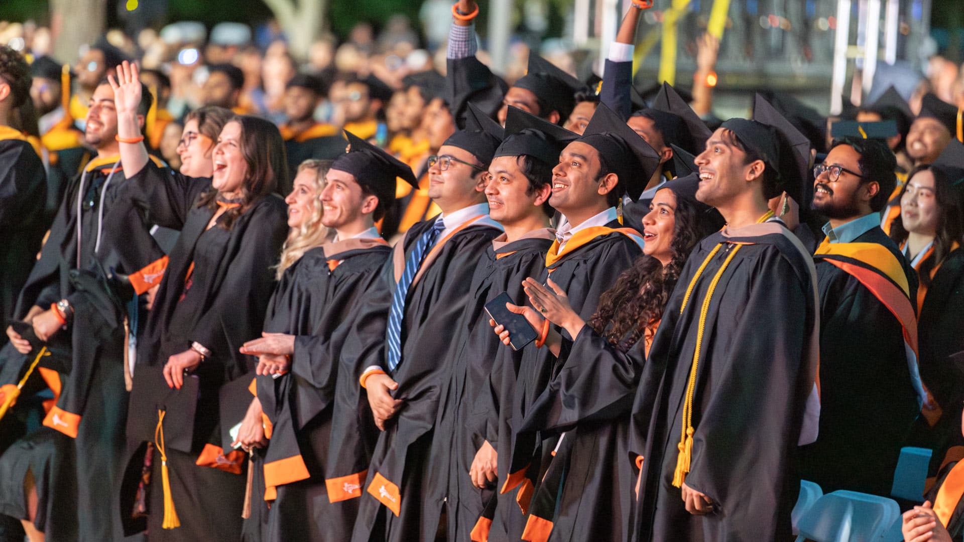 Graduados celebrando sus logros académicos